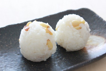松の実おにぎり