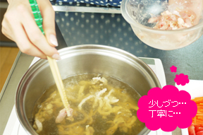 沸騰した1に片栗粉をまぶした豚肉を入れます。