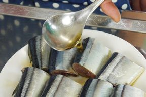 さんまは一口大に、切って紹興酒(または日本酒)に30分程度つけておきます。