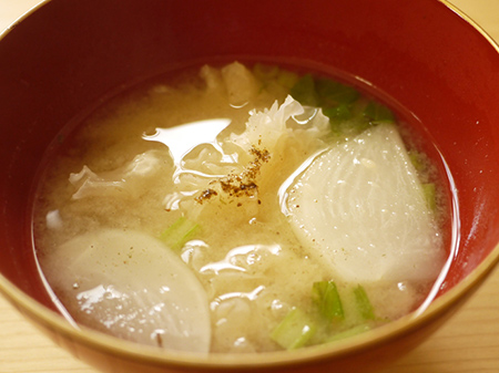 蕪と白木耳(しろきくらげ)の味噌汁