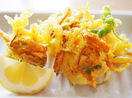 三つ葉・金針菜・玉ねぎのかき揚げ・鬱金風味
