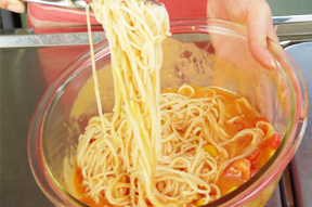 ミキサーにかけたトマトと具を混ぜて、そうめんと絡めます。最後にお好みで黒コショウをかけて出来上がり。