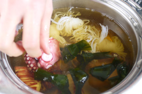 結び昆布、こんにゃく、タコを味付けしただしに入れて、強火でひと煮立ちさせたら弱火にして15分煮ます。