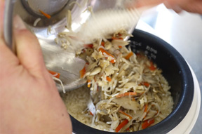 ご飯が炊きあがる3分ほど前に③の具材を入れて蒸らします。