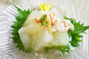 冬瓜に火が通ったら（爪楊枝が刺さるくらい）しょうがの千切りを入れて1分くらいで火を止め、水溶き片栗粉でとろみをつけて出来上がり。