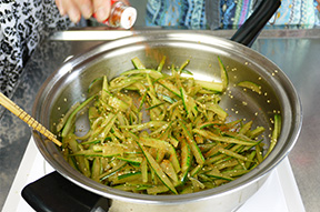 胡麻・七味以外の調味料を入れて水気が飛ぶまで炒める。
