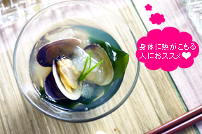 戻したワカメを入れ、塩・うすくち醤油で味付けをして、すだちを絞って出来上がり。