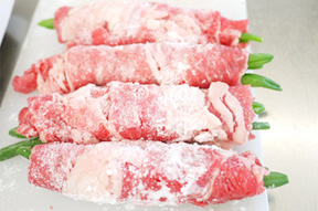 三度豆をゆがき、牛肉で巻きます。