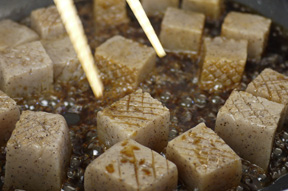 蒟蒻は塩揉みして水から入れてサッと茹で、格子に切り込みを入れて小さな四角形に切ります。おぼろ昆布は細かく切ります。