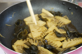 蒟蒻を炒めて【A】を加え、味がなじんだら昆布を加えて唐辛子を振ります。