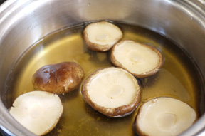 椎茸はさっと茹でて、Aで軽く煮ます。