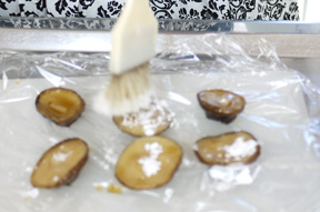 蒟蒻を炒めて【A】を加え、味がなじんだら昆布を加えて唐辛子を振ります。