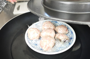 ラップで包んで弱火で5分蒸します。