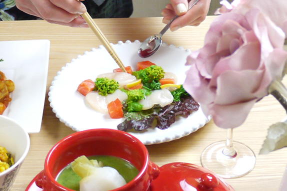 おうちごはんも盛り付け次第で楽しめますね。彼想いのバレンタイン薬膳ディナー。