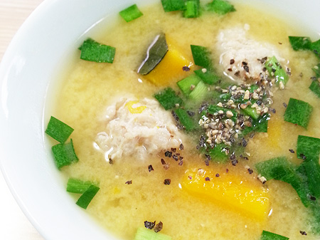 鶏団子と南瓜、にらの味噌汁
