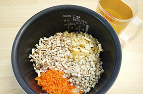 茹でたはと麦、①、だし、醤油、酒を入れて炊きます。