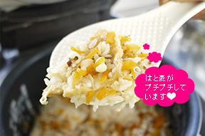 茹でたはと麦、①、だし、醤油、酒を入れて炊きます。