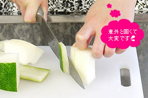 冬瓜の皮をむいて、ひと口大の大きさに切ります。湯葉は1cm幅、生姜は細切りにし、水にさらして針生姜を作っておきます。