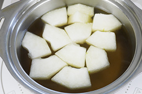 だしが沸騰したら冬瓜を入れてゆがき、塩・薄口醤油少々で味を整えます。最後に湯葉を入れます。