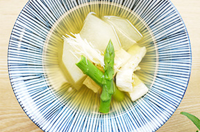 針生姜と、三つ葉、別で茹でたアスパラとヤングコーンを一緒に盛りつけて出来上がり。