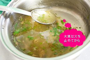 別のお鍋でだしを火にかけ、みりん、醤油、酒を入れて沸騰したら梅を入れて片栗粉でとろみをつけます。