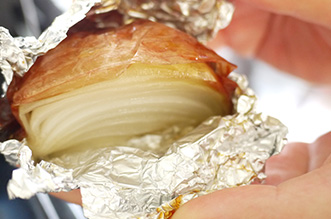 玉ねぎは四つ切りにして、アルミホイルでくるみオープンで30分ぐらい焼きます。