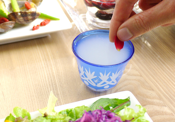 日本酒に食用花を添えて華やかに。