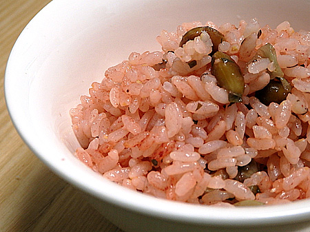 紅麹と桜葉・青大豆ご飯