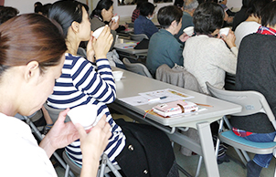 「からだぽかぽか茶」を飲む参加者の皆さん